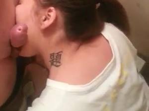 Парень снимает порно на телефон как узбечка сосет его член