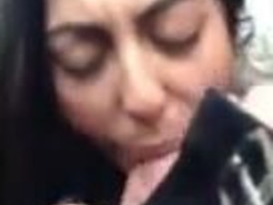 Заплатил армянке за быстрый минет в машине и кончил ей в рот