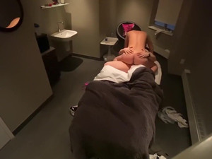 Восточная массажистка не сдержалась и уселась на торчащий член клиента