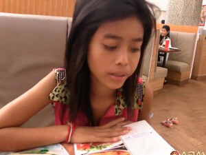 Смуглая миниатюрная тайка отдалась туристу на секс, проиграв в бильярд